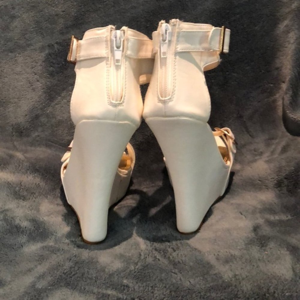NWOB Liliana Cream Stacked Sandals - Picture 7 of 8